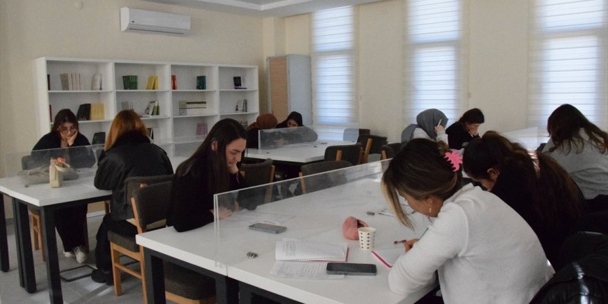 Yenipazar'da üniversite öğrencileri sınavlarına gençlik merkezinde hazırlanıyor