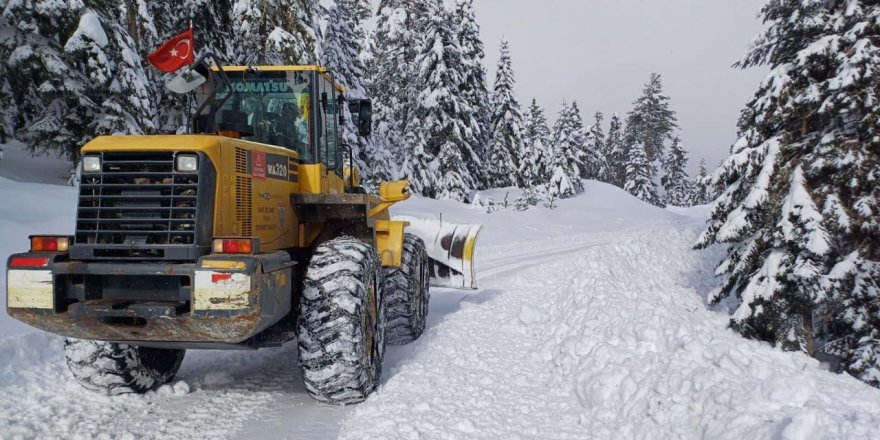Sivas'ta kar ve tipi nedeniyle 20 köy yolu ulaşıma kapandı