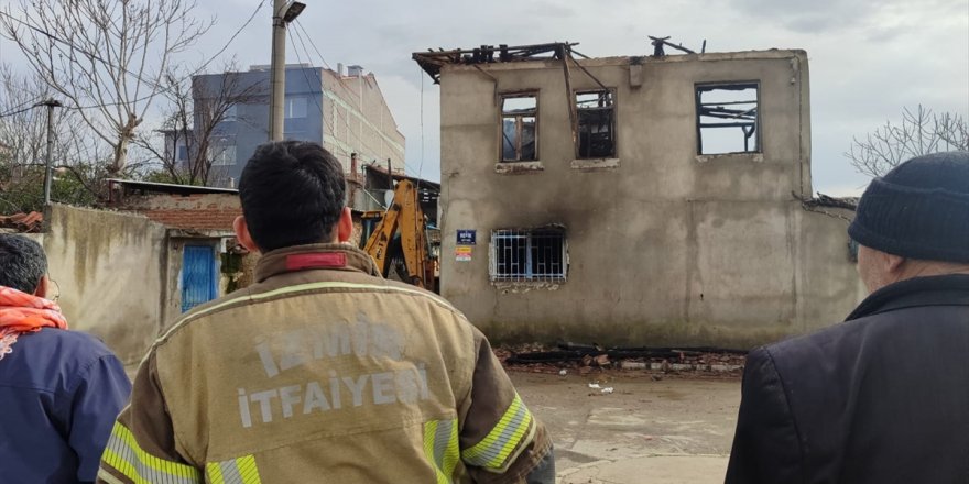 İzmir'de evde çıkan yangında 18 yaşındaki genç öldü