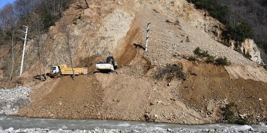 Düzce'de heyelan nedeniyle 4 köy ve 2 mahalleye ulaşım sağlanamıyor