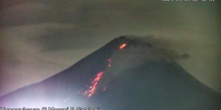 Endonezya’daki Merapi Yanardağı harekete geçti