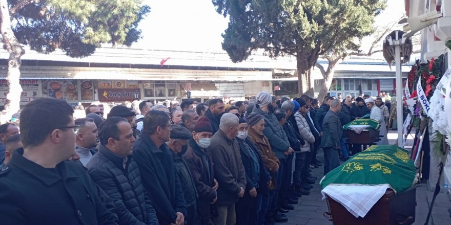 İzmir'in Dikili ilçesinde balıkçı teknesinin batması sonucu ölenlerin cenazeleri defnedildi