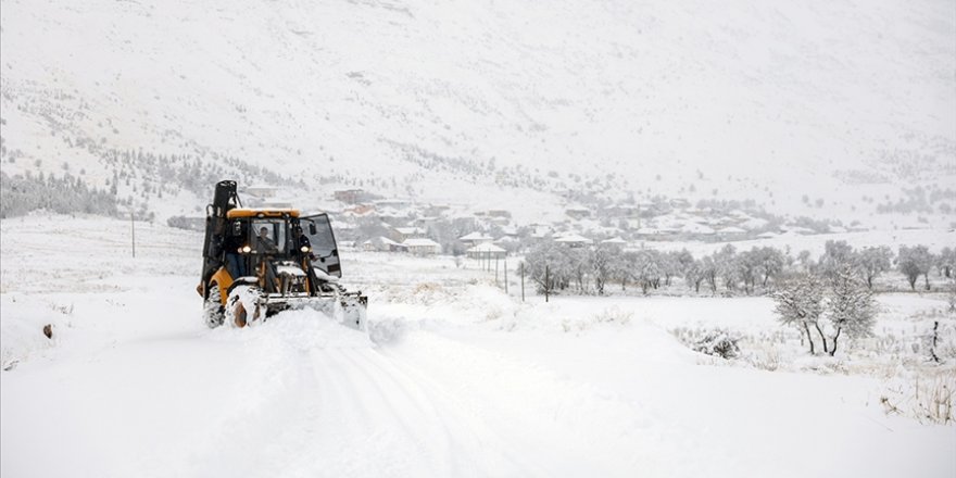 Antalya'nın yüksek kesimlerinde bazı mahalle yolları kardan ulaşıma kapandı