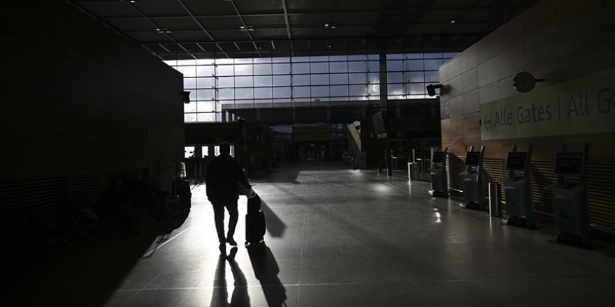 Almanya'da 11 havalimanındaki güvenlik personelinin grevinden 200 bin yolcu etkilendi