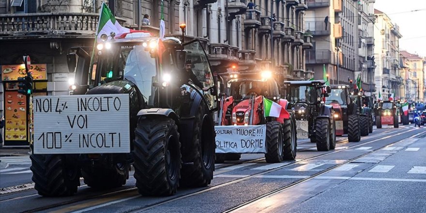 İtalya'da çiftçiler traktörleriyle Milano kentine gelerek protesto düzenledi