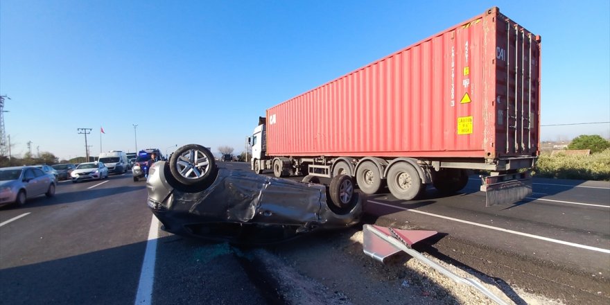 Manisa'da otomobilin tıra çarpması sonucu 7 kişi yaralandı