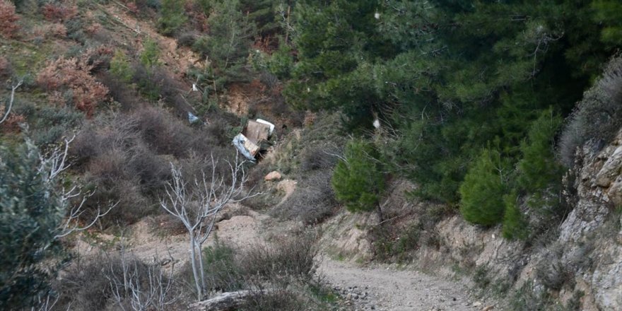 İzmir'de uçuruma yuvarlanan kamyonun sürücüsü hayatını kaybetti