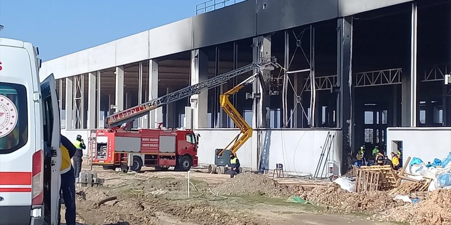 Manisa'da fabrika inşaatında yanan malzemenin üzerine düşen 2 işçi öldü