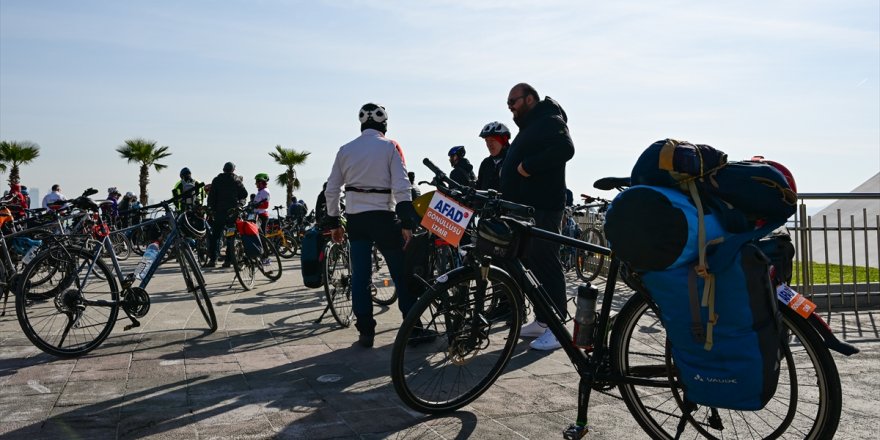 İzmir'de bisikletlilerden Kahramanmaraş merkezli depremlerin 1. yıl dönümü etkinliği