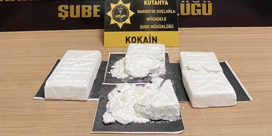 Kütahya'da otomobilin motor kısmında 3 kilogram kokain ele geçirildi