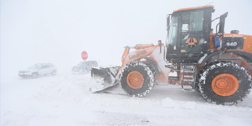 Kars-Ardahan kara yolu kar ve tipi nedeniyle ulaşıma kapatıldı