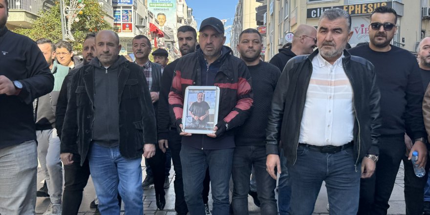 İzmir'de taksi şoförleri meslektaşlarının öldürülmesini protesto etti
