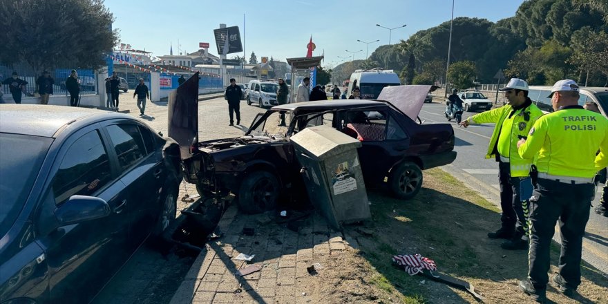 Aydın'da otomobil durakta bekleyenlere ve trafoya çarptı, 3 kişi yaralandı