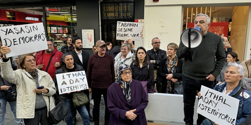 İzmir'de CHP'li bir grup, "ithal aday" protestosu yaptı