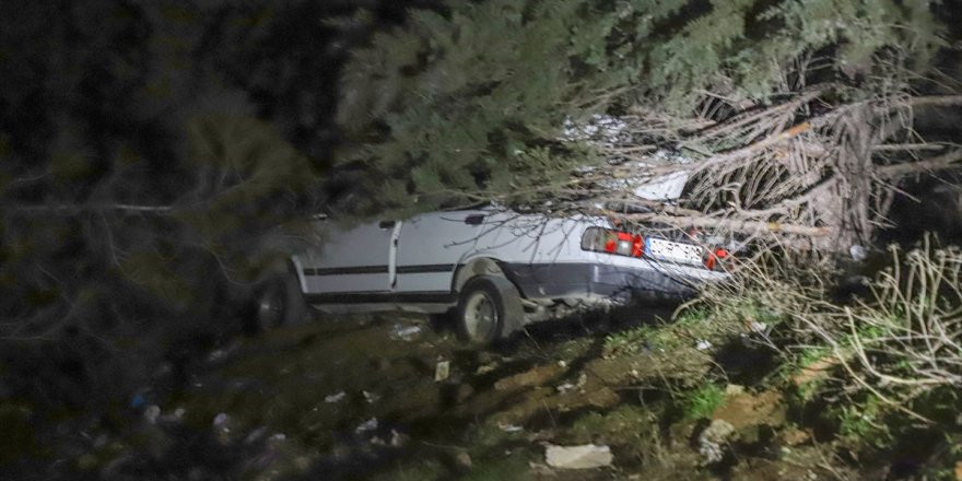 Denizli'de sürücüsünün manzara izlemek için yol kenarına park ettiği otomobil uçuruma yuvarlandı