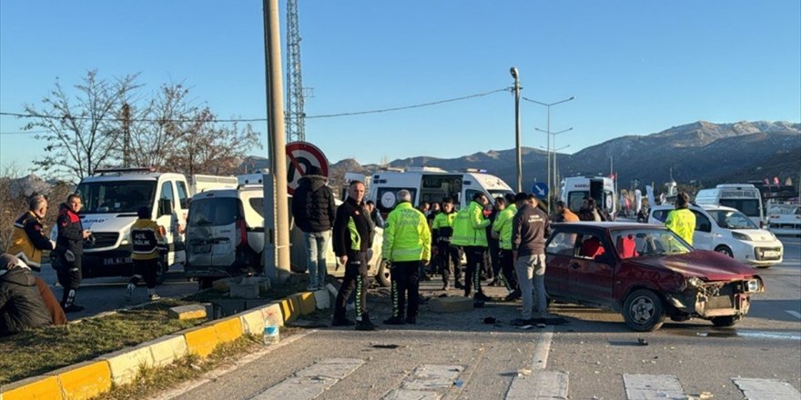 Afyonkarahisar'da 4 aracın karıştığı trafik kazasında 10 kişi yaralandı