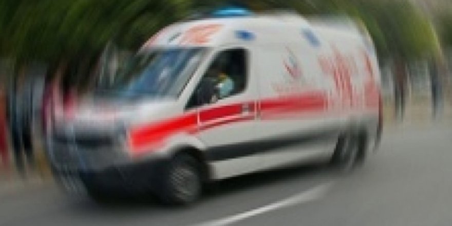 İzmir'de otomobille çarpışan skuterdeki iki kardeşten biri hayatını kaybetti