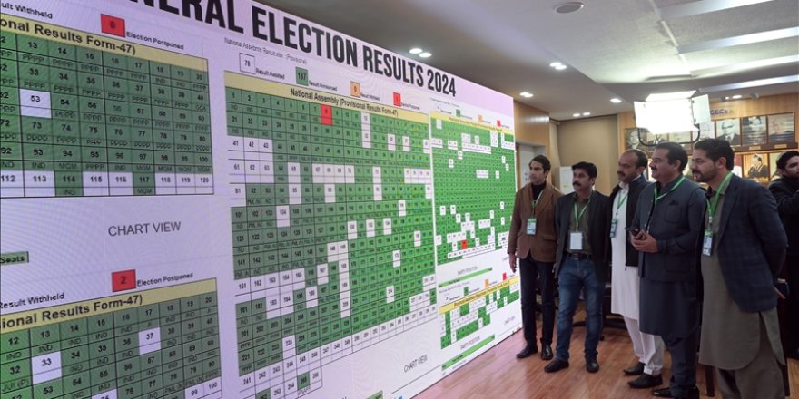 Pakistan seçimlerinde İmran Han liderliğindeki PTI önde giderken Şerif ve Zerdari koalisyon için anlaştı