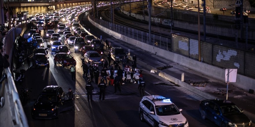 Gazze'deki İsrailli esirlerin yakınları Tel Aviv'de otoyolu kapattı