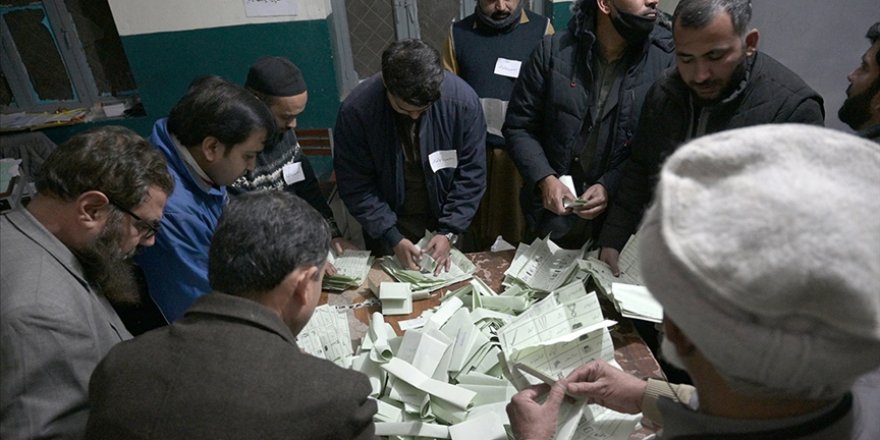 Pakistan'da seçimleri, tutuklu eski Başbakan Han destekli bağımsızlar ilk, Şerif'in partisi 2. sırada tamamladı