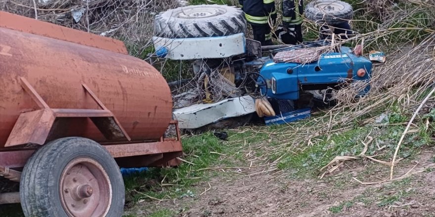Manisa'da devrilen traktörün sürücüsü öldü
