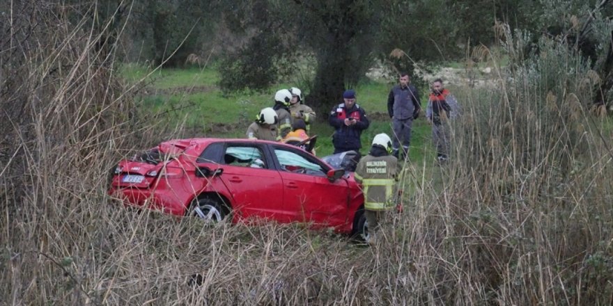 Balıkesir'de şarampole devrilen otomobilin sürücüsü yaşamını yitirdi