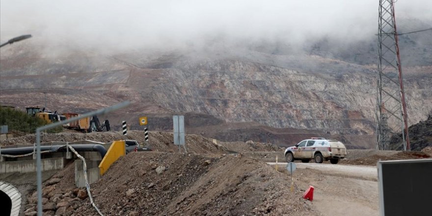 Erzincan'da maden ocağında toprak altında kalan işçileri arama çalışmaları sürüyor