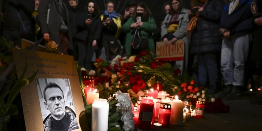 Rus muhalif Aleksey Navalnıy, Berlin’deki Rus Büyükelçiliği önünde anıldı