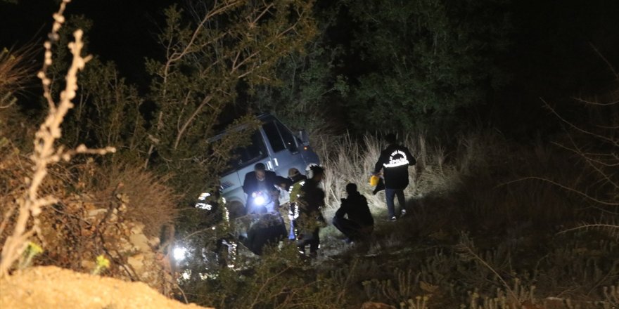 Denizli'de şarampole devrilen minibüsteki kadın öldü, oğlu yaralandı