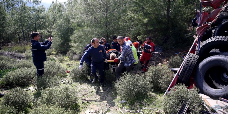 Muğla'da ormanlık alanda devrilen kamyonda sıkışan sürücüyü itfaiye kurtardı