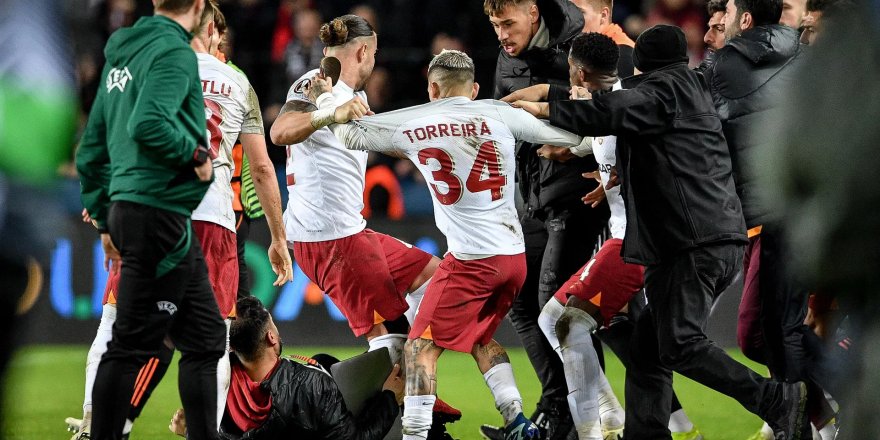 Galatasaray-Prag maçı sonunda saha karıştı: Okan Buruk'a kırmızı kart çıktı