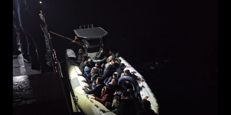 Muğla açıklarında lastik botlardaki 54 düzensiz göçmen kurtarıldı