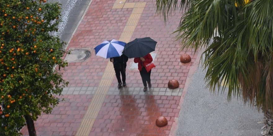 Antalya'da sağanak hayatı olumsuz etkiledi