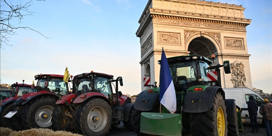 Fransa'da kavşağı trafiğe kapatıp eylem yapan 66 çiftçi gözaltına alındı