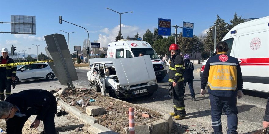 Kütahya'da iki otomobilin çarpıştığı kazada 3 kişi öldü, 2 kişi yaralandı