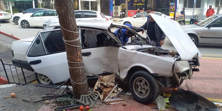 Manisa'da yoldan çıkan otomobilin ağaca çarptığı kazada 2 kişi yaralandı