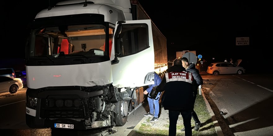 Kütahya'da tırla çarpışan otomobilin sürücüsü öldü, eşi yaralandı