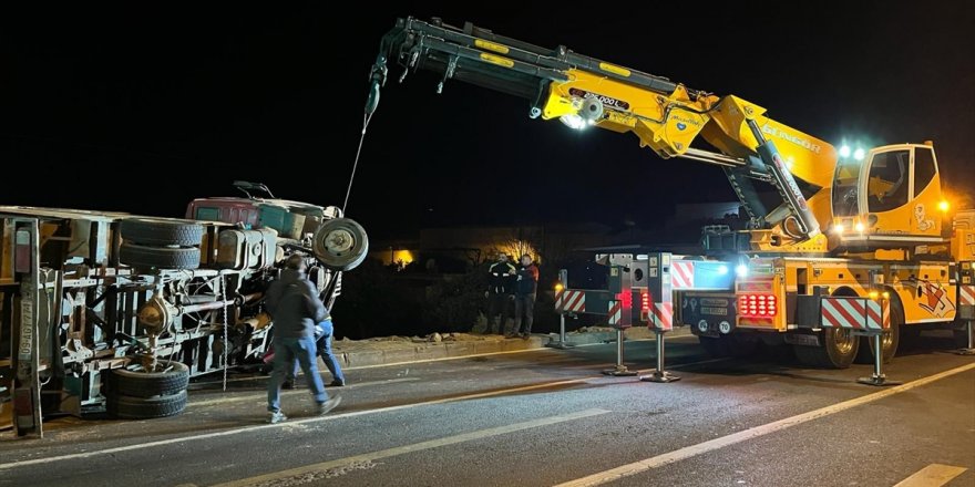 Aydın'da evin bahçesine devrilen kamyonun sürücüsü yaralandı