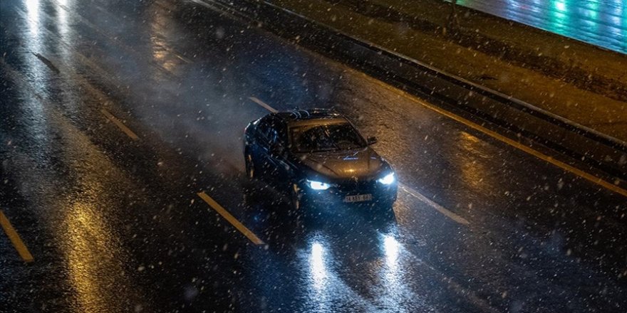 Ankara'da kar ve karla karışık yağmur etkili oluyor