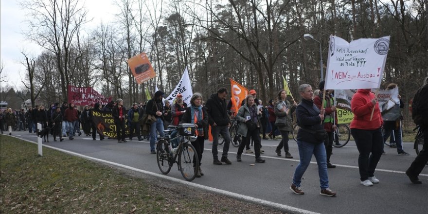 Almanya'da Tesla'nın giga fabrikasının genişleme planı protesto edildi