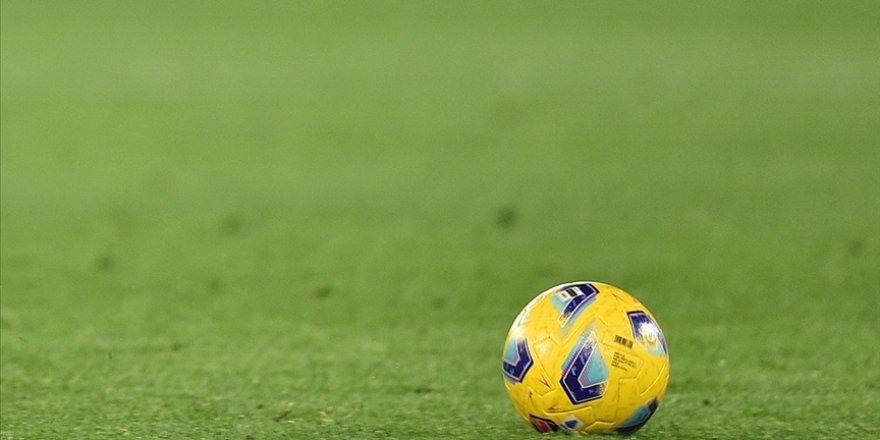 Rakip futbolcuya kafa atan Lecce Teknik Direktörü D'Aversa'nın görevine son verildi