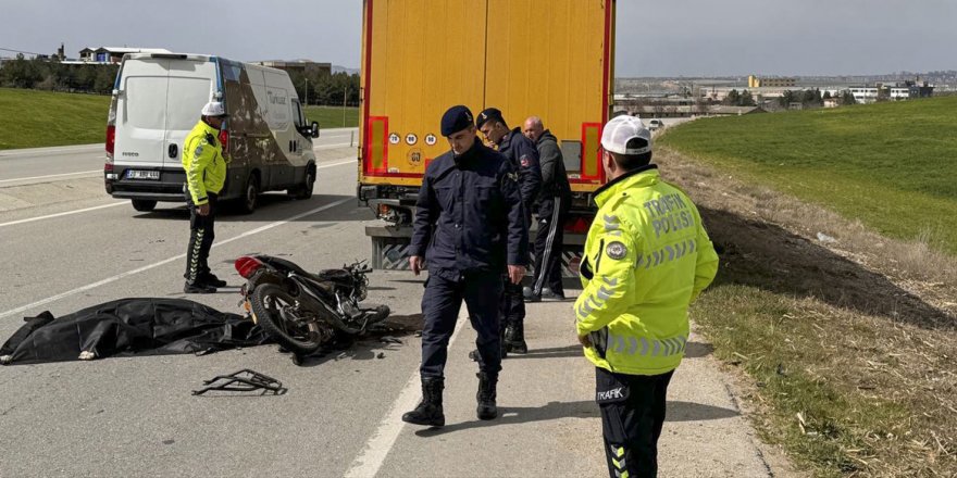 Uşak'ta tır dorsesine çarpan motosikletin sürücüsü hayatını kaybetti