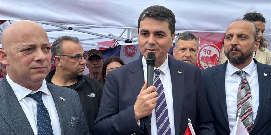 Demokrat Parti Genel Başkanı Uysal, Aydın'da partisinin seçim standını ziyaret etti