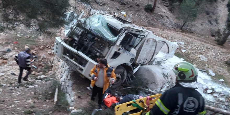 Denizli'de şarampole devrilen kamyondaki 1 kişi öldü, 1 kişi yaralandı