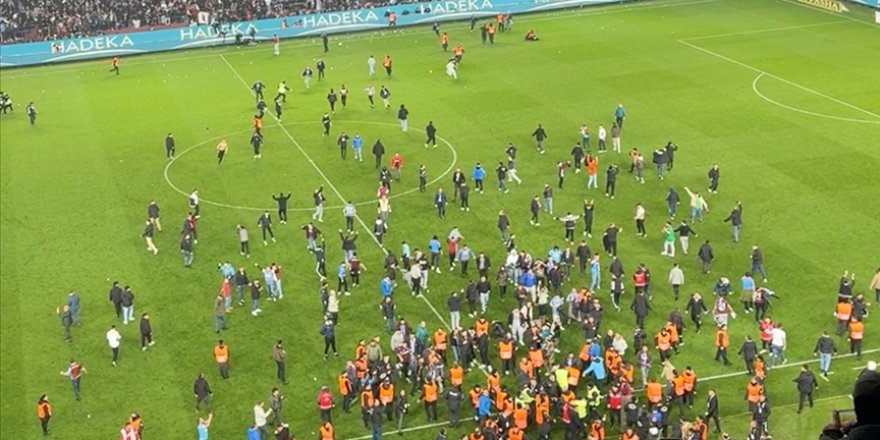 Trabzonspor-Fenerbahçe karşılaşmasının ardından yaşanan olaylarla ilgili 12 kişi gözaltına alındı