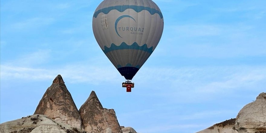 Kapadokya'da balonlar Türk bayrağıyla uçtu