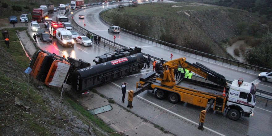 Manisa'da zift yüklü tanker devrildi: 1 ölü, 1 yaralı