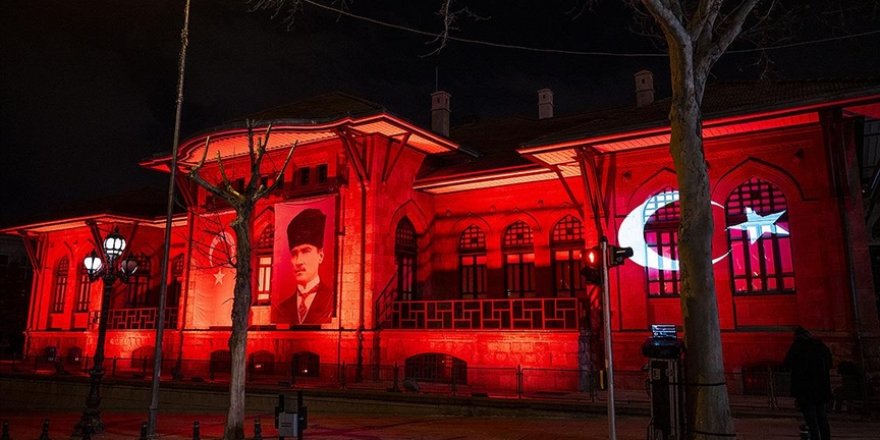 Birinci Meclis Binası ve Atatürk Cumhuriyet Kulesi Türk bayrağı renklerine büründü