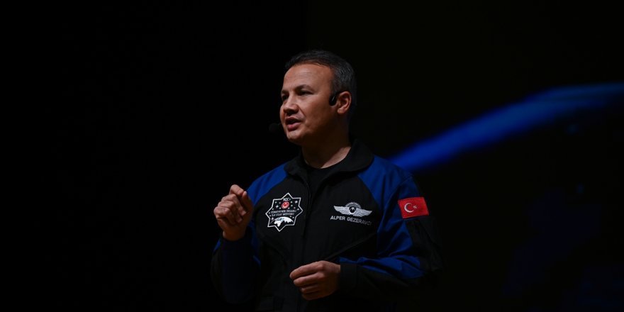 Türkiye'nin ilk astronotu Alper Gezeravcı, İzmir'de gençlerle buluştu