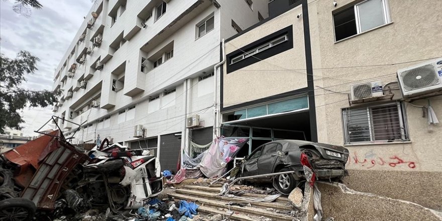 İsrail ordusu Gazze'deki Şifa Hastanesi'nde bir binayı havaya uçurdu